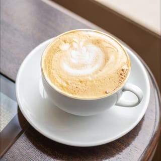 Flat White (6 oz lightly foamy milk)*